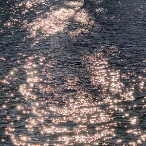 嫲嫲让我脱了内裤C她
