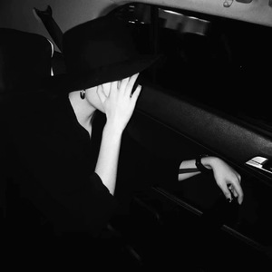 嫲嫲让我脱了内裤C她
